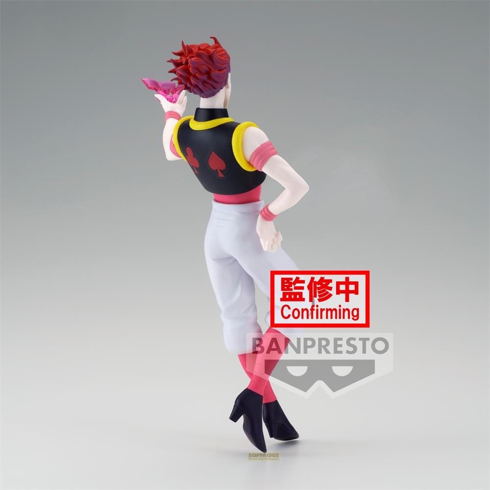 Figur mit roten Haaren, schwarzem Oberteil mit Spielkartensymbolen und weißer Hose.