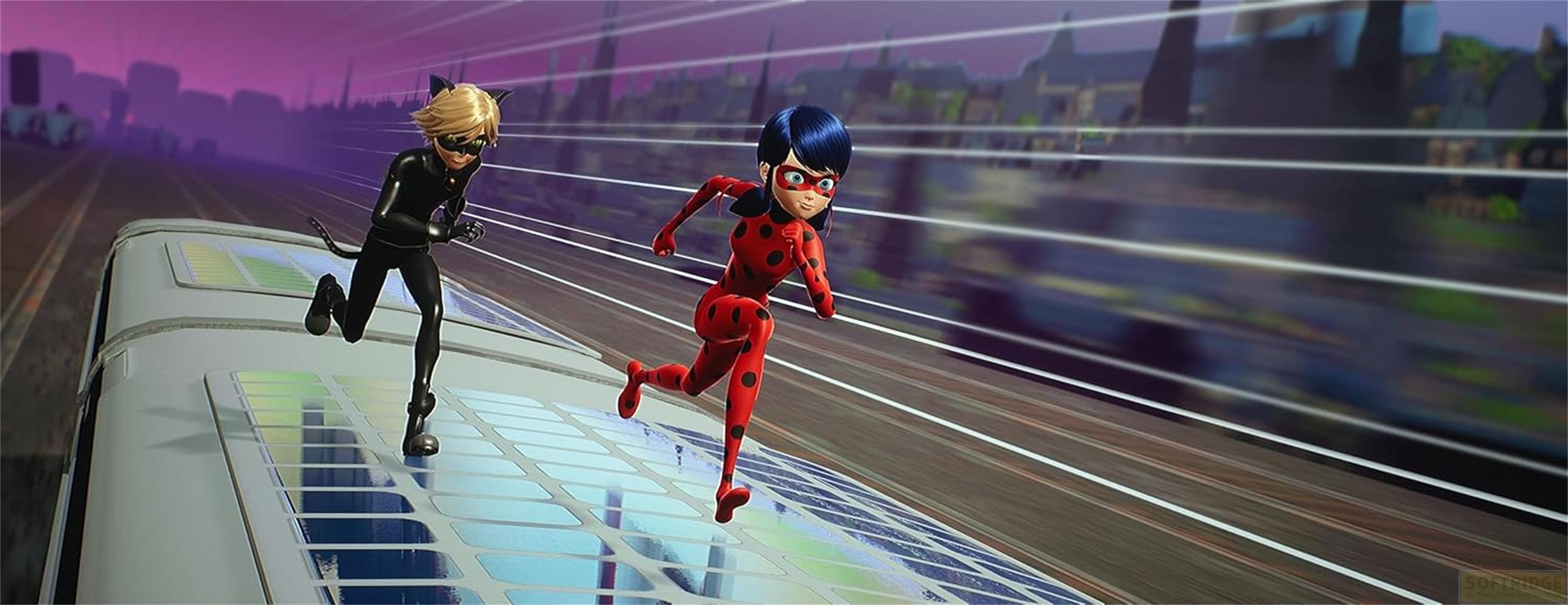 Ladybug und Cat Noir rennen auf einem Zug über Gleise, mit einer Stadt im Hintergrund.