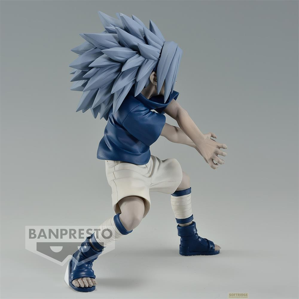 Una figura de anime con ropa azul y pantalones cortos blancos, arrodillada en pose de lucha.
