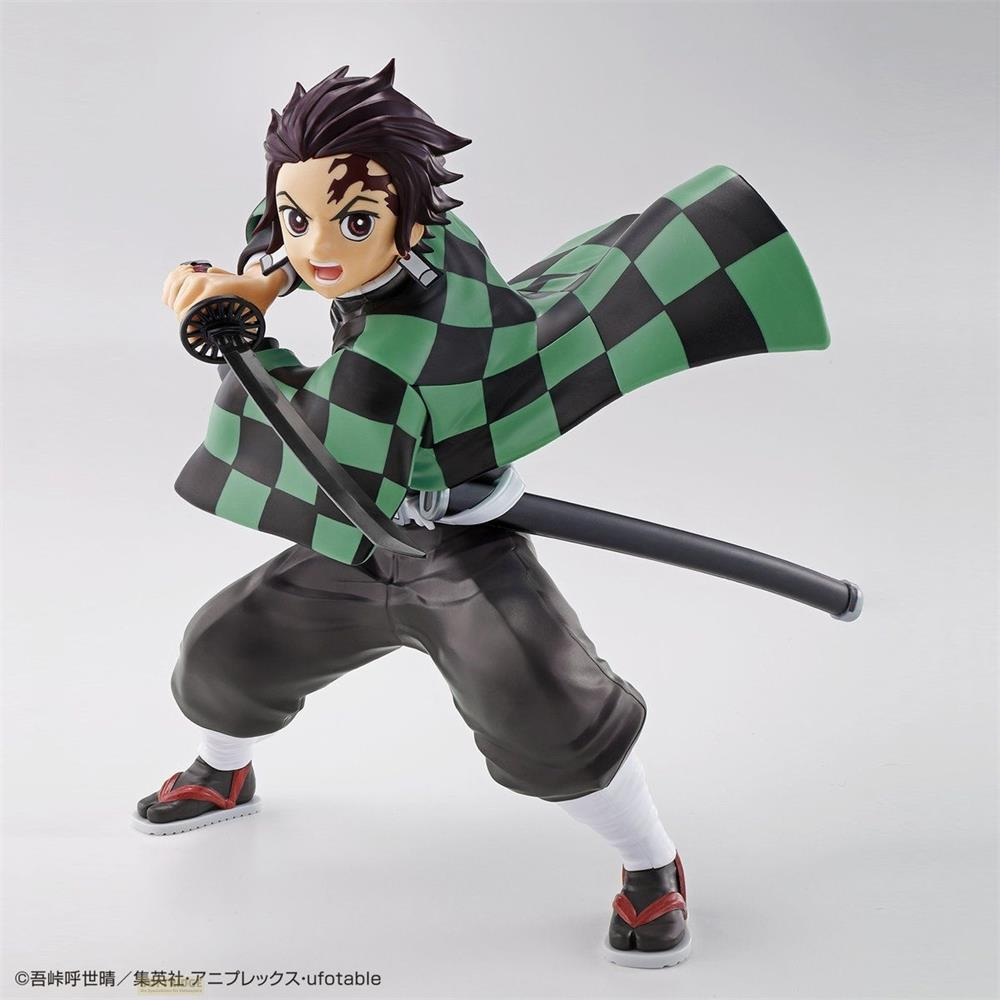 Eine Figur von Tanjiro Kamado mit seinem Schwert, grüne Karomuster-Haori, dunkle Hose.