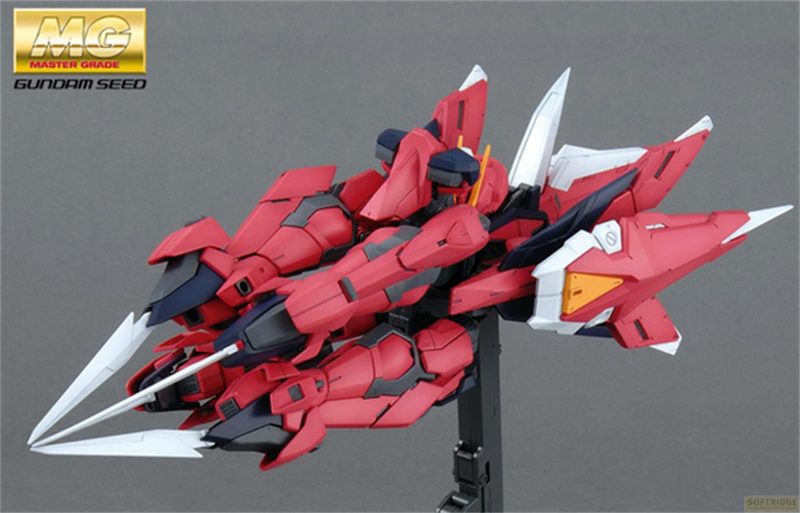 Un modello Gundam rosso e blu con lame bianche su un supporto.