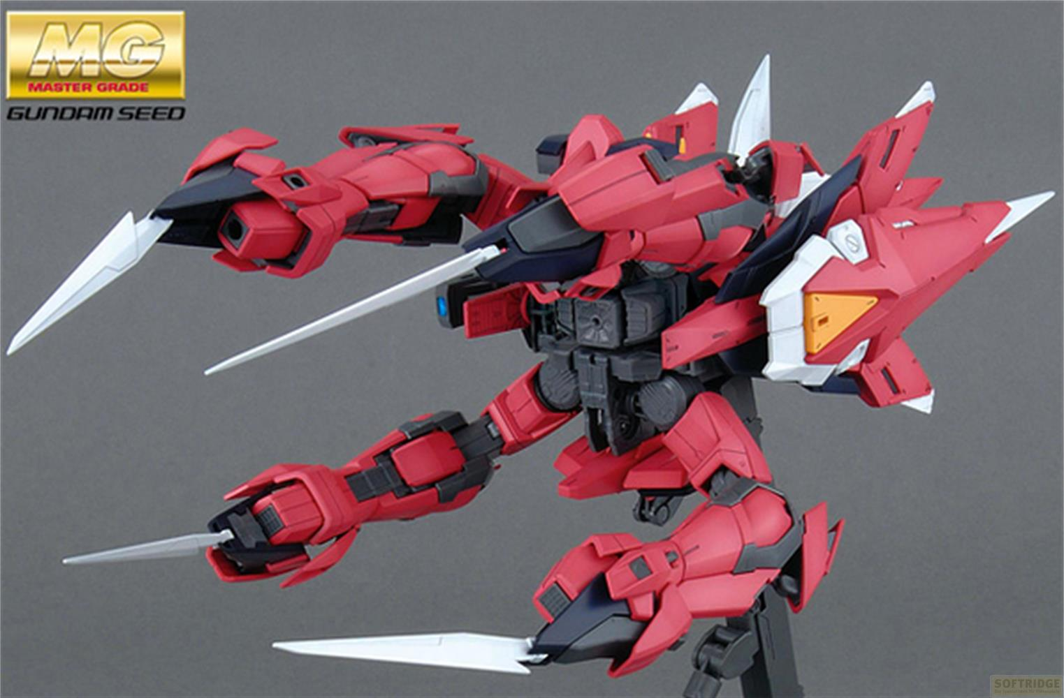 Un robot Gundam rosso e nero con lame bianche, in posa su un supporto.