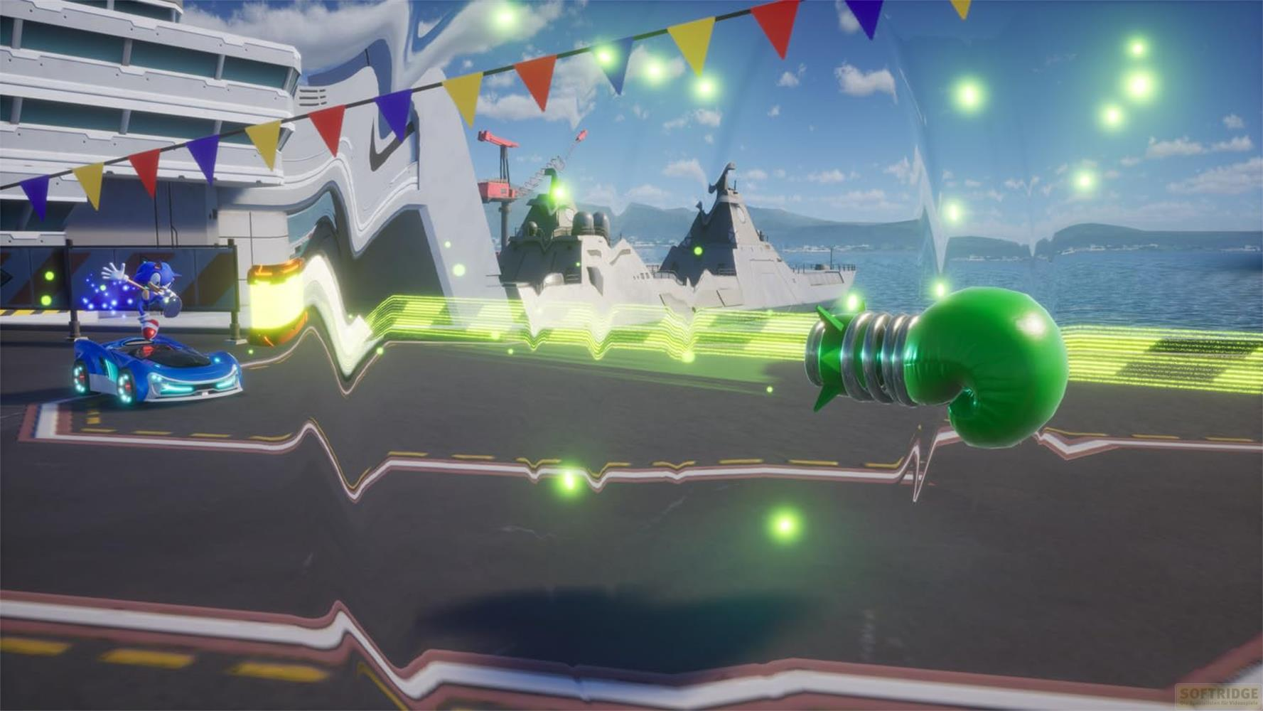 Sonic fährt ein blaues Auto, mit einem Kriegsschiff im Hintergrund.