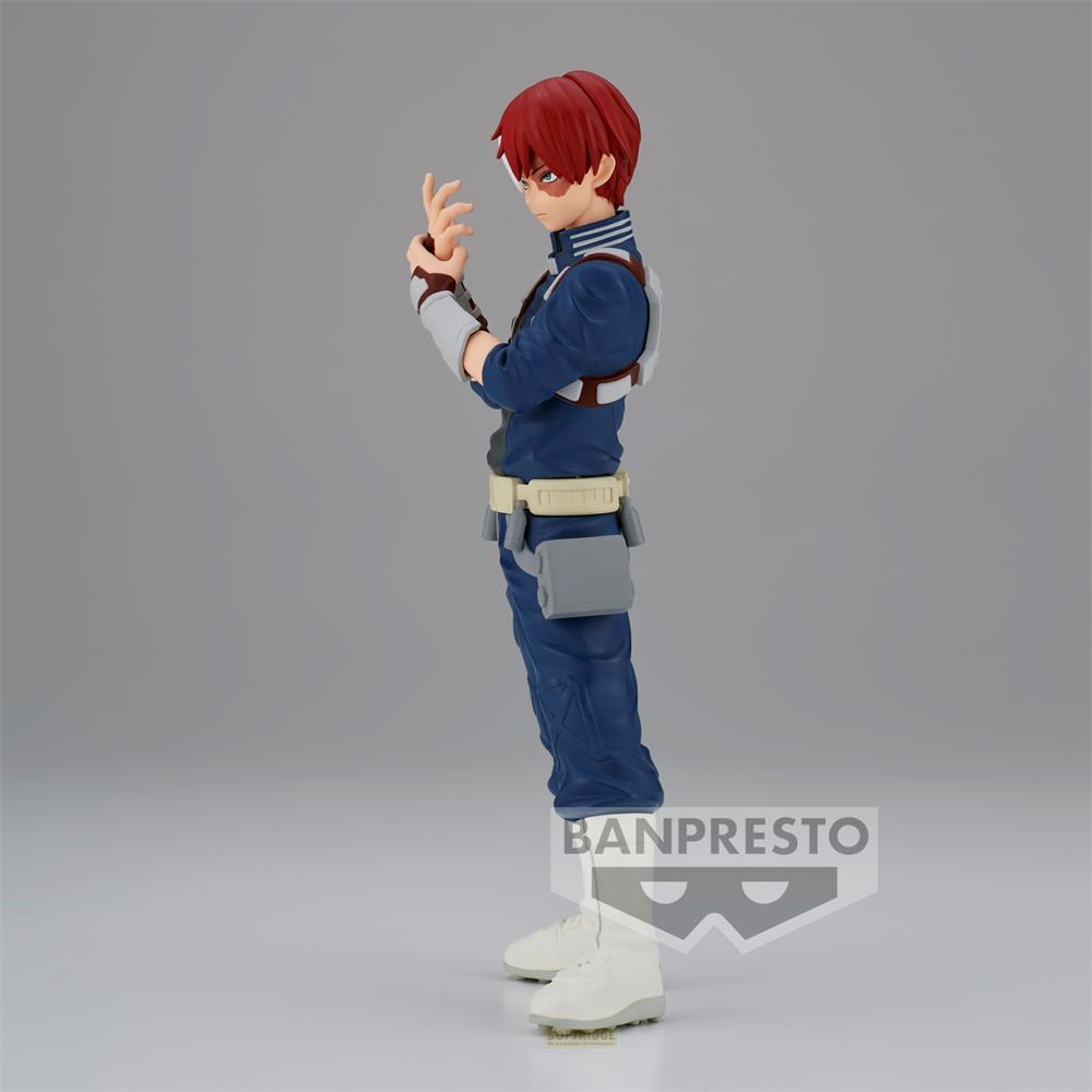 Eine Figur mit roten Haaren in blauer Uniform, die auf einem grauen Hintergrund steht.