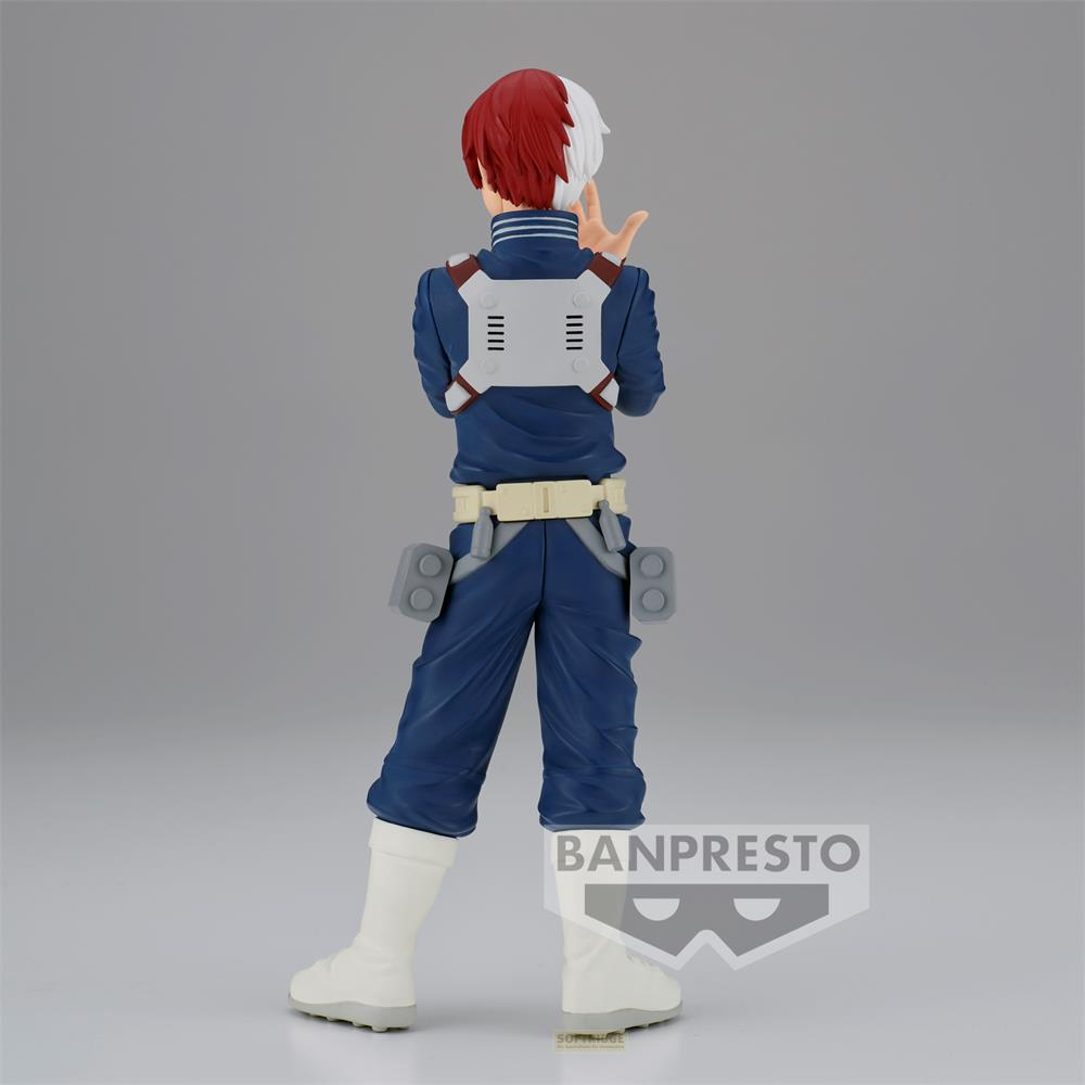 Eine Anime-Figur in blauer Uniform mit weißem Haar und rotem Oberkopf steht auf grauem Grund.