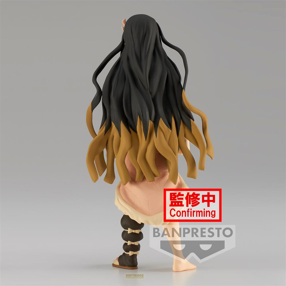 Eine Figur von Nezuko, mit langen schwarzen und braunen Haaren, die einen Kimono und Leggings trägt.