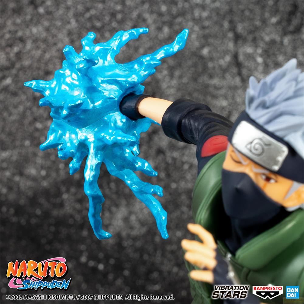 Kakashi de Naruto usa un ataque de agua azul. Fondo oscuro.