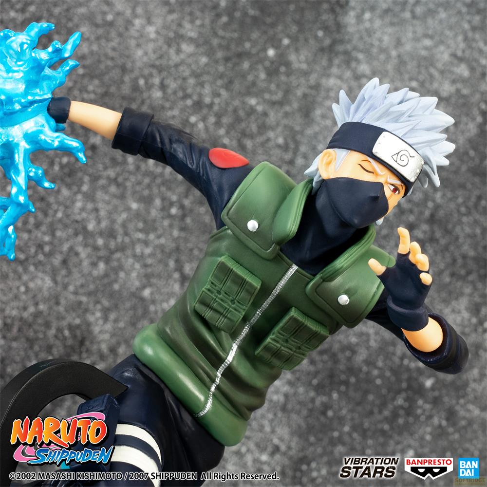 Figura de Kakashi con ataque de energía azul, lleva chaleco verde y máscara.