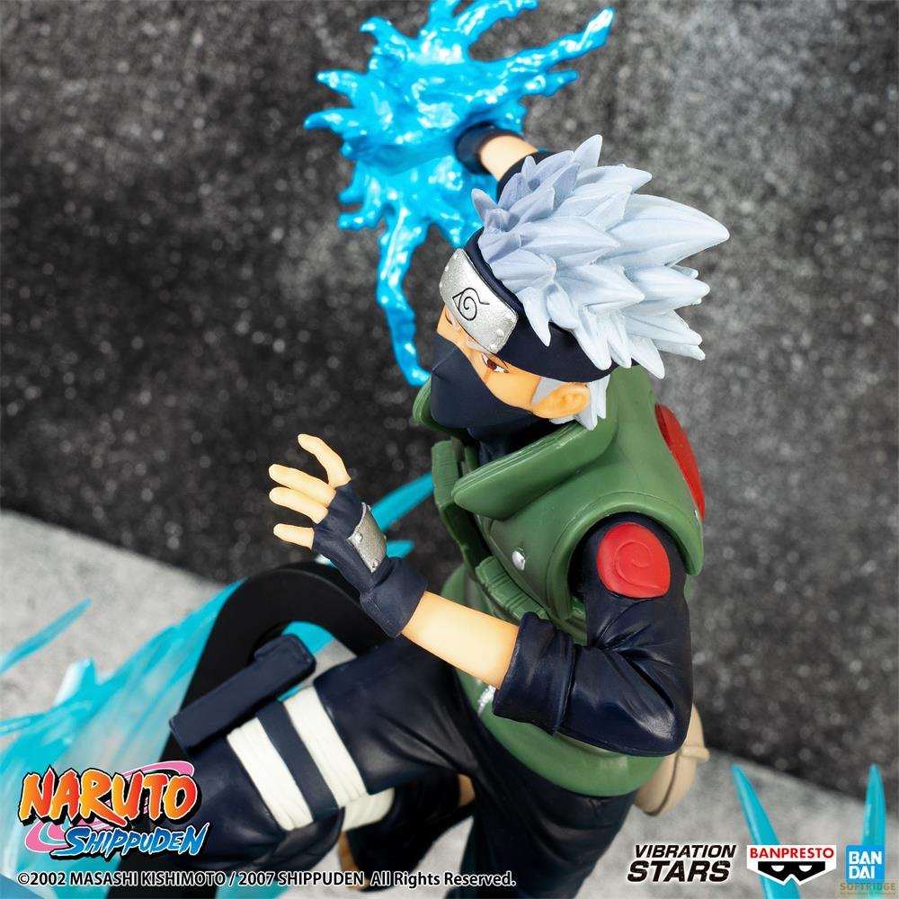 Figura de Kakashi Hatake en acción, empuñando energía azul. Logo Naruto Shippuden.