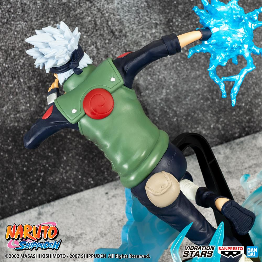 Figura de Kakashi con ataque de energía azul, chaleco verde, ropa azul oscuro.