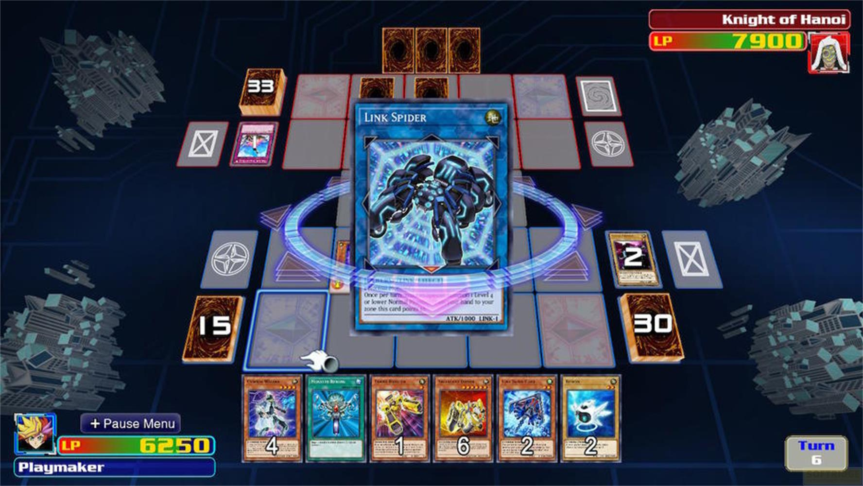 Campo da gioco Yu-Gi-Oh con carta 'Link Spider' al centro. Punti vita giocatori: Playmaker 6250, Knight of Hanoi 7900.