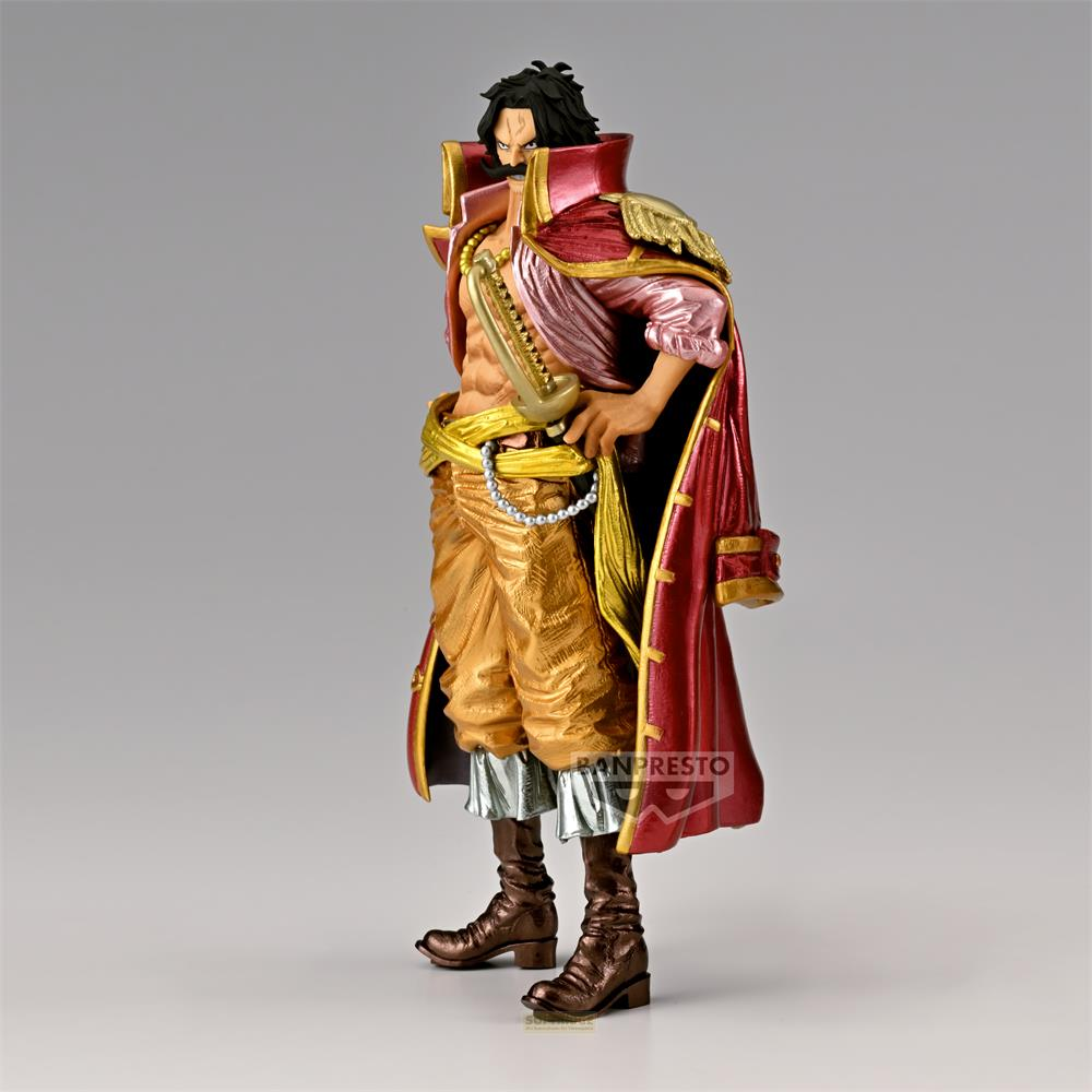 Una figura de Gol D. Roger con abrigo rojo, pantalones dorados y botas marrones.