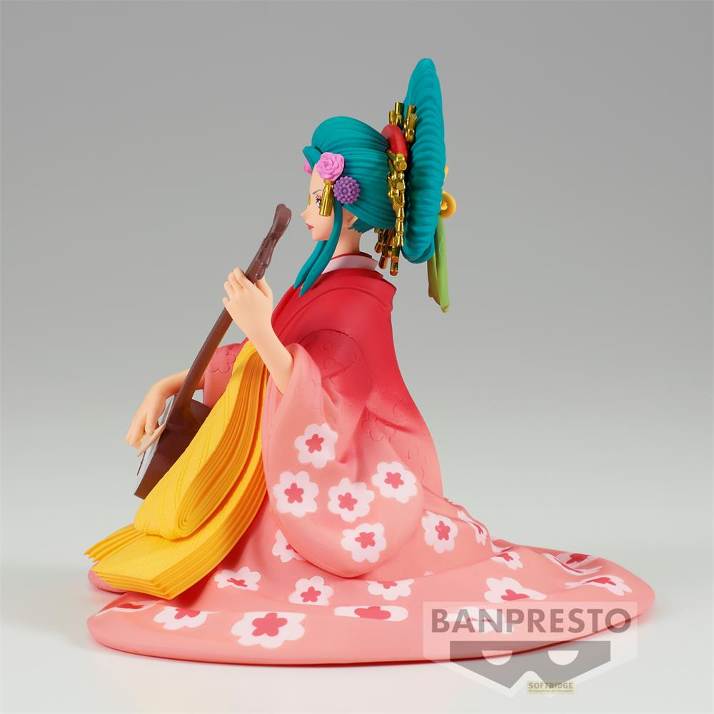 Una figura de mujer con kimono tocando un instrumento.