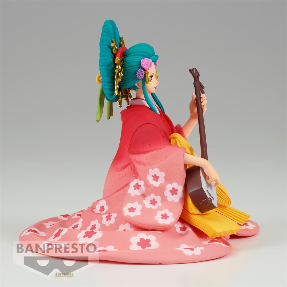 Figura de mujer con kimono rosa floral tocando una shamisen.