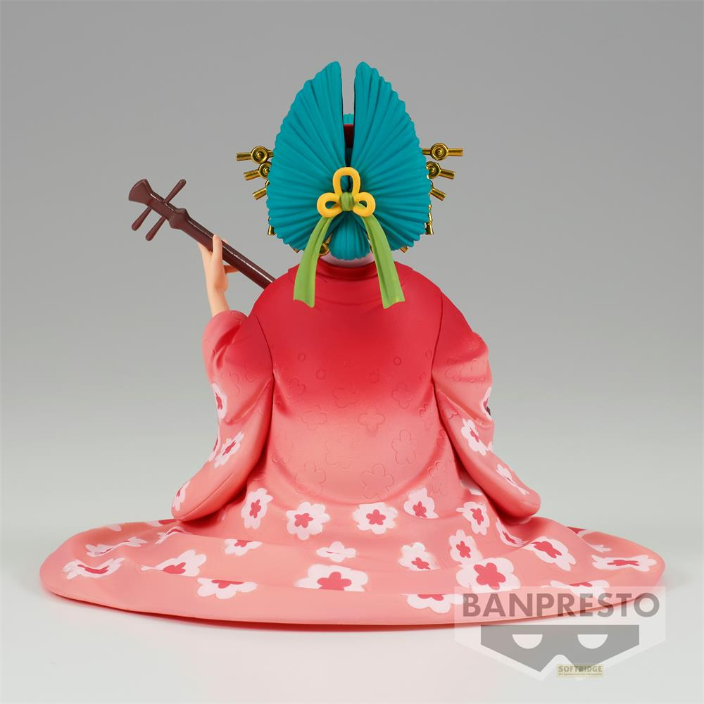 Figura de mujer con kimono y tocado azul, sosteniendo un instrumento.