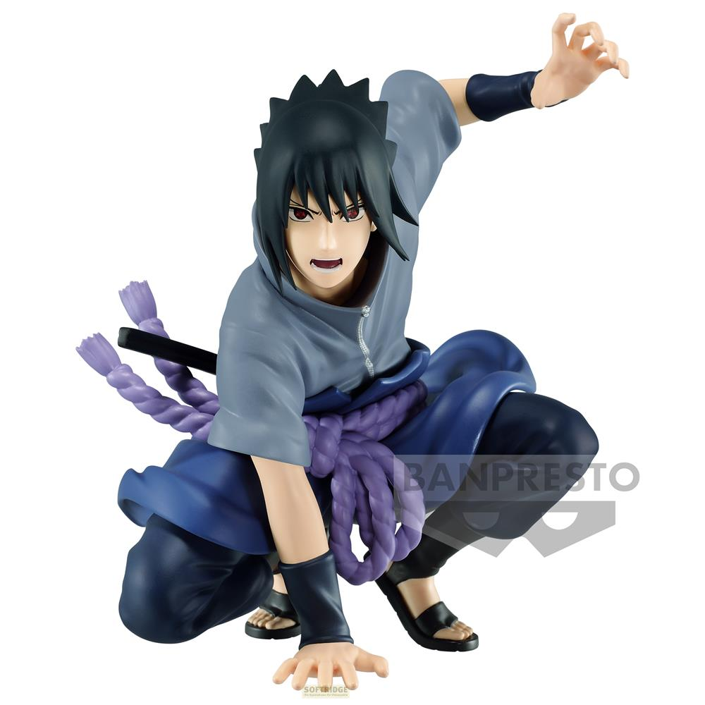 Eine Figur von Sasuke Uchiha in einer Hocke mit erhobener Hand, trägt ein graues Oberteil.