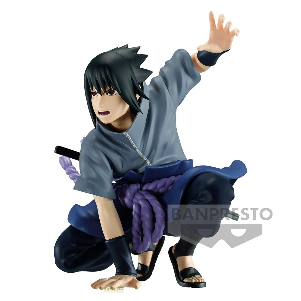 Sasuke hockt in einem grauen Oberteil und blauer Hose, mit lila Seil und erhobener Hand.