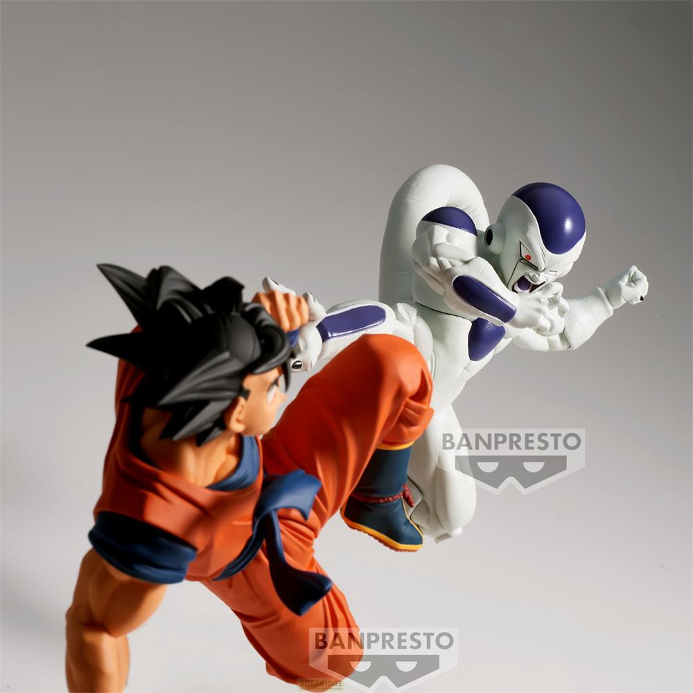 Goku in Orange, Frieza in Weiß mit Lila, kämpfen auf grauem Grund.