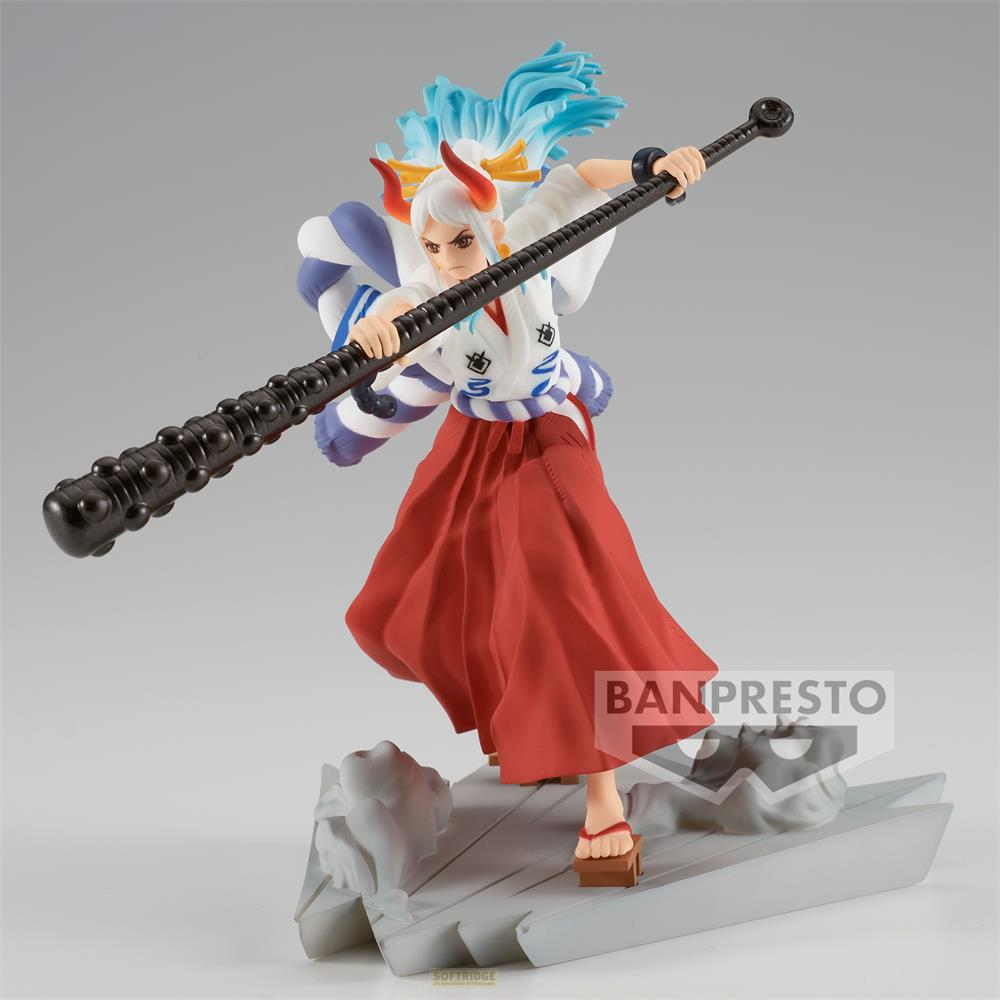 Figura con pelo azul y cuernos sostiene un bastón. Lleva falda roja y ropa blanca.