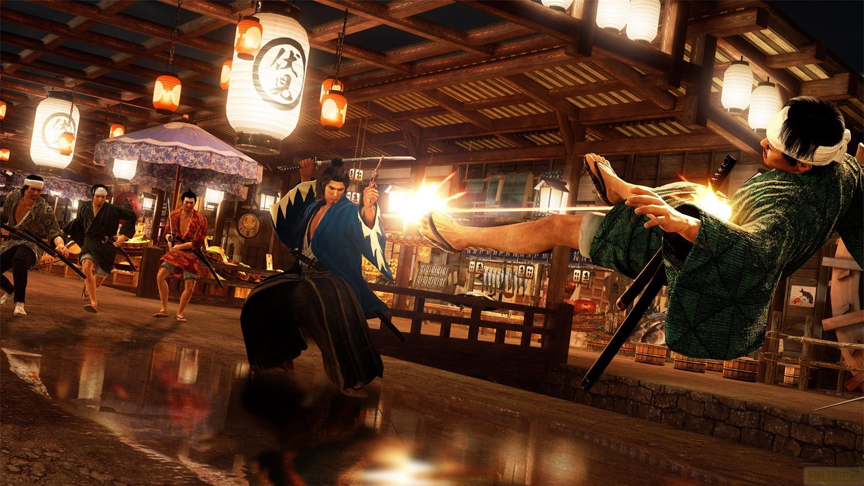 Samurai combattono in un edificio illuminato con lanterne. Uno calcia, un altro brandisce una spada.