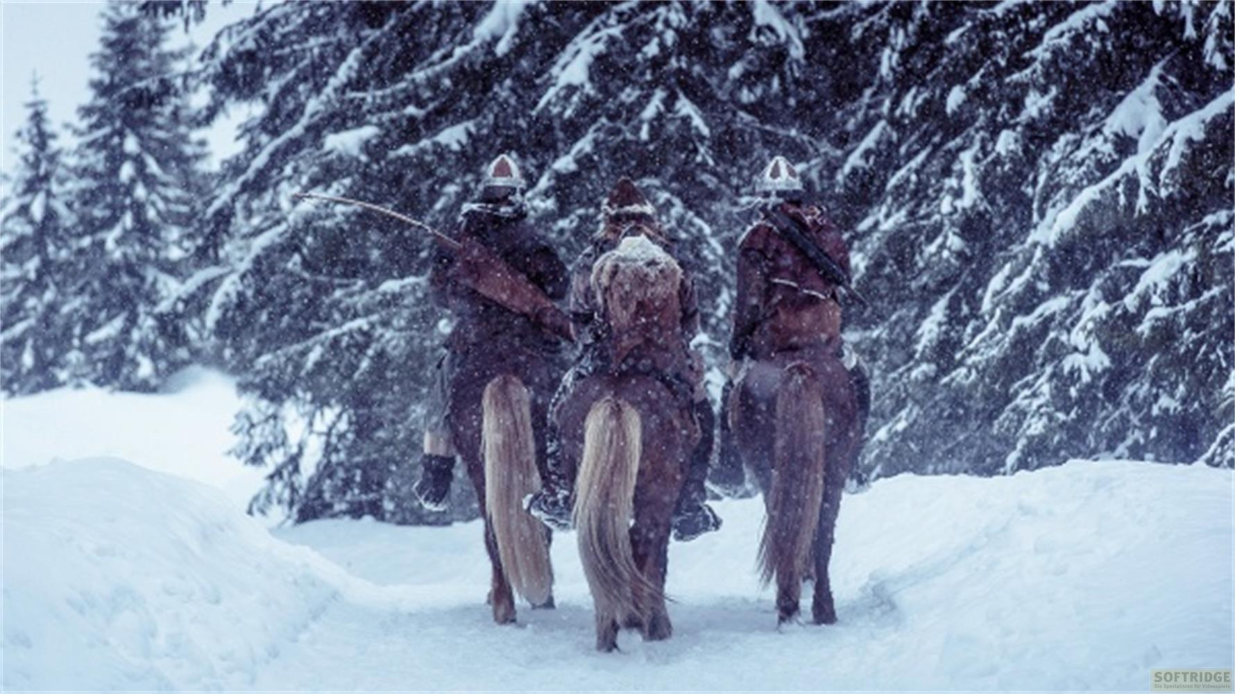 Trois cavaliers en tenue d'hiver traversent une forêt enneigée.