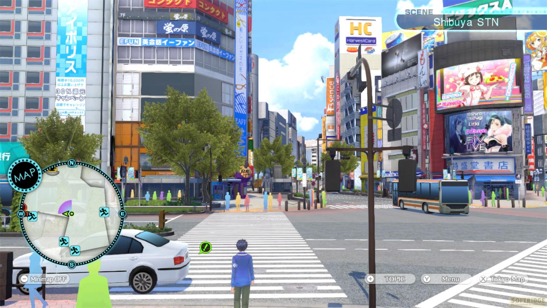 Un incrocio trafficato di Shibuya con edifici, cartelloni pubblicitari, auto e pedoni.