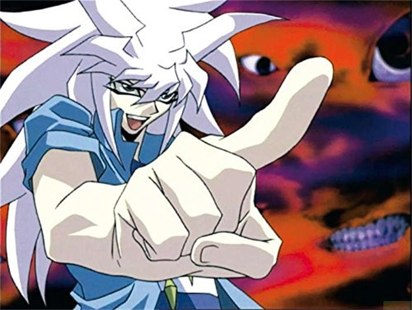 Personaggio anime con capelli bianchi in abiti blu punta in avanti.