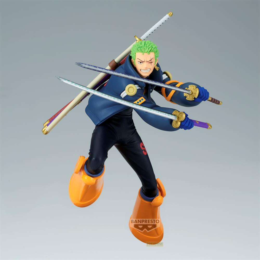 Figura de Zoro con pelo verde, sosteniendo tres espadas, con chaqueta azul y pantalones negros.