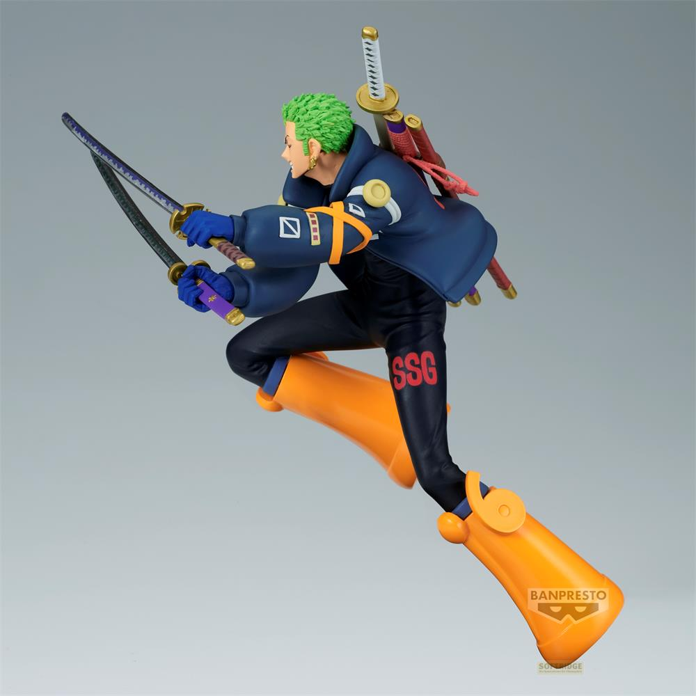 Una figura de Zoro con tres espadas, vistiendo sudadera azul y pantalones negros.