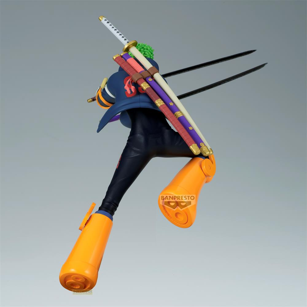 Figura con pelo verde, chaqueta azul, pantalones negros, tres espadas y botas naranjas.