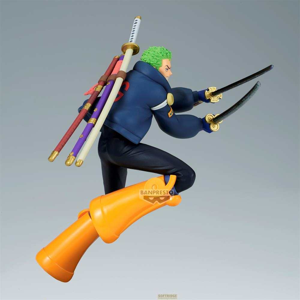 Una figura de Roronoa Zoro sosteniendo tres espadas, vistiendo una sudadera azul y pantalones negros.