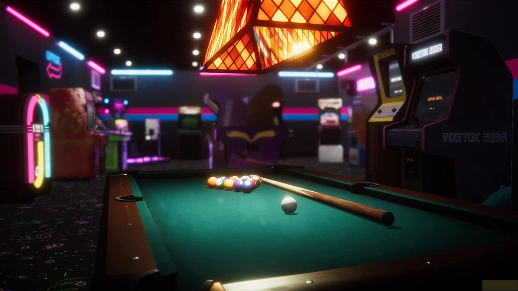 Une table de billard avec des boules et des queues dans une salle d'arcade éclairée avec des jeux.