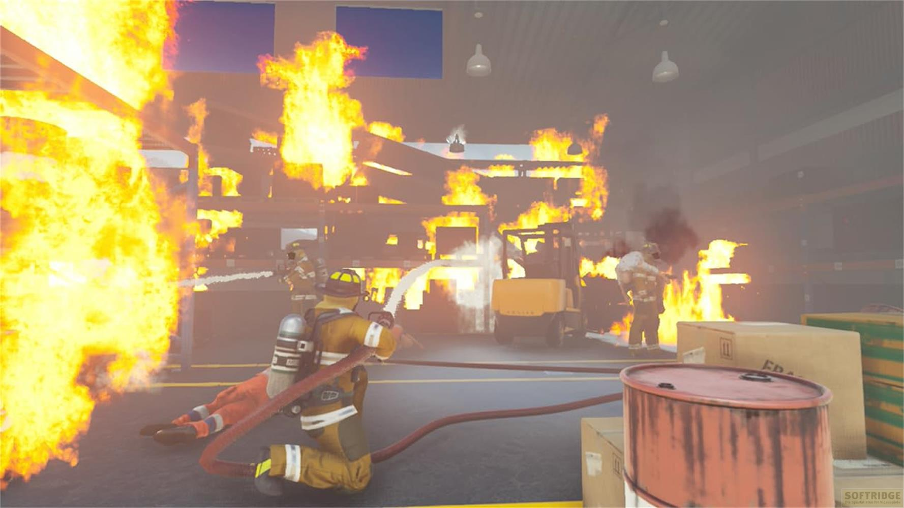 Feuerwehrleute löschen ein Feuer in einem Lagerhaus mit Gabelstapler und Kartons.