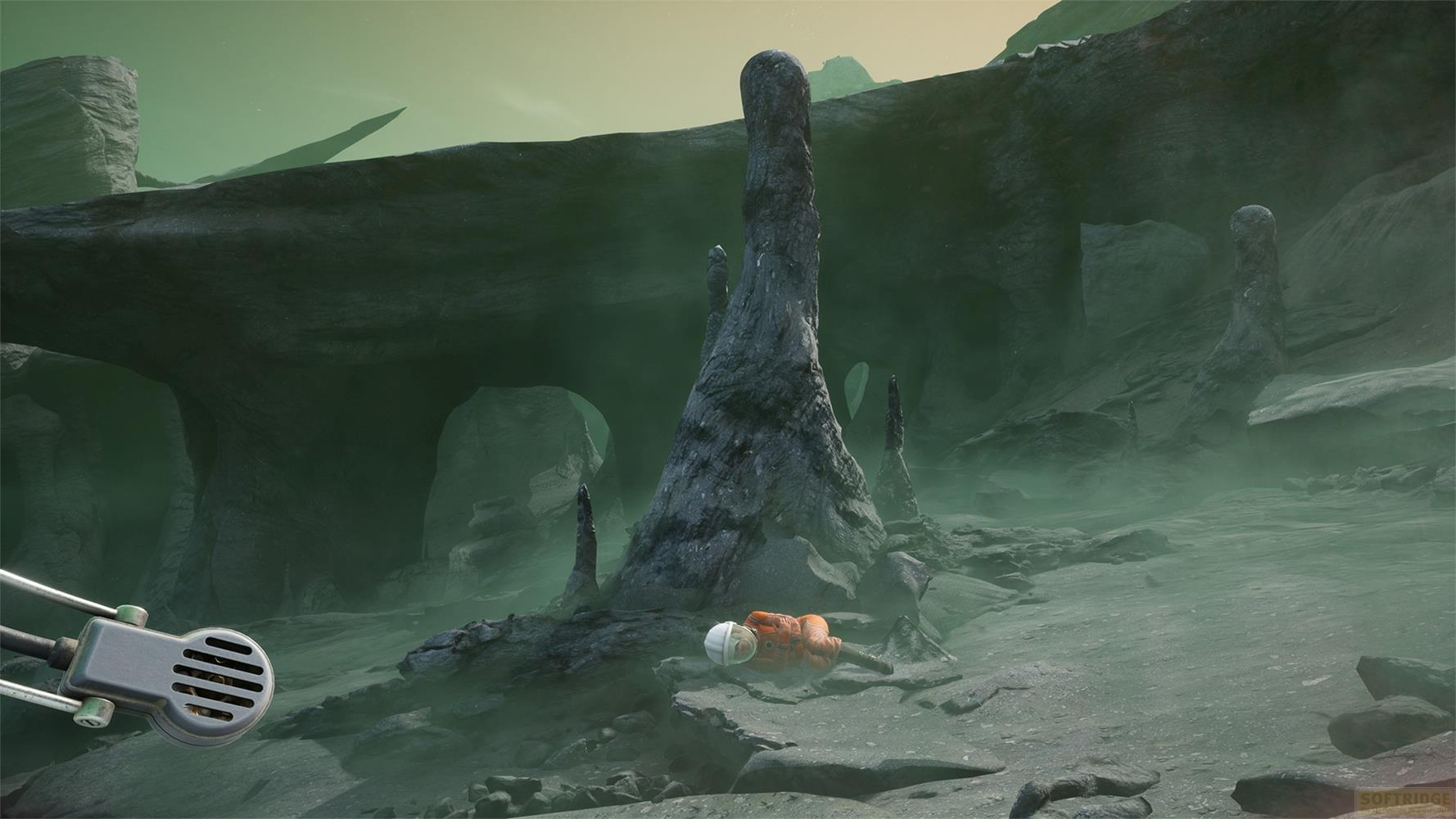 Ein Astronaut liegt in einer nebligen Höhle neben einem spitzen Felsen.