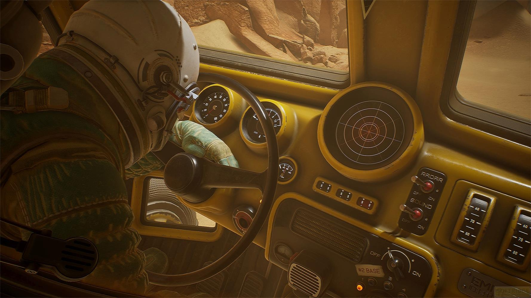 Astronaut im Cockpit eines gelben Fahrzeugs mit Blick auf eine Wüstenlandschaft.