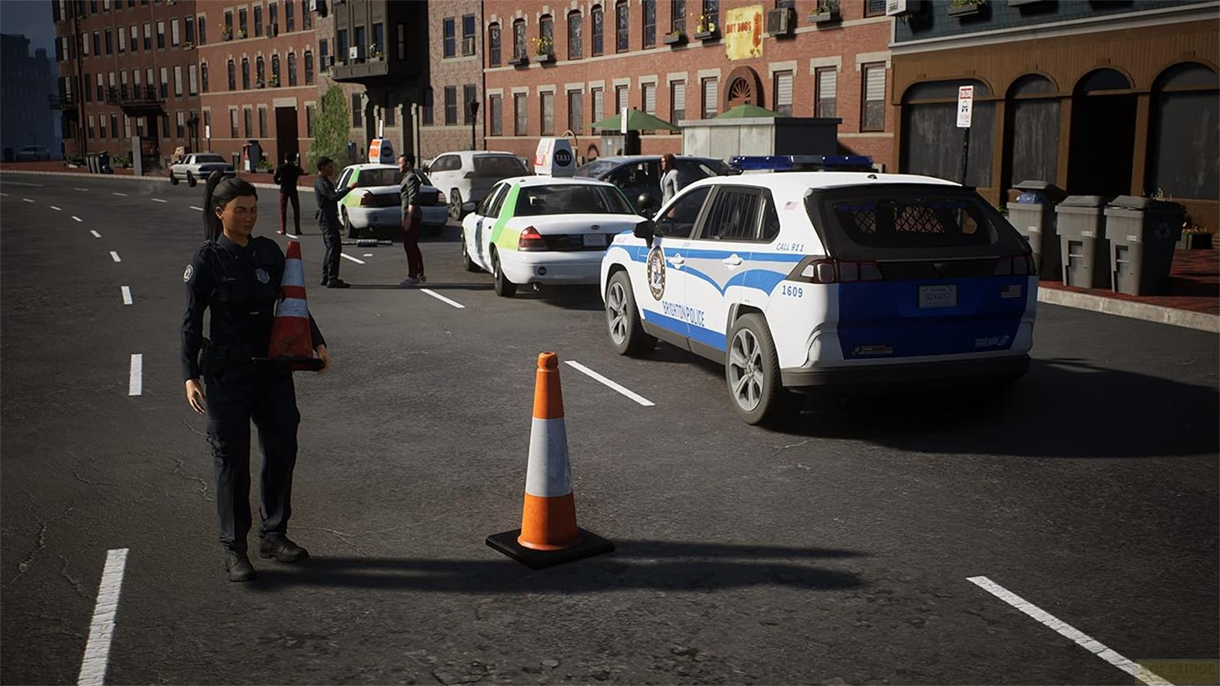 Polizistin trägt Verkehrskegel. Blaue und weiße Polizeiautos auf der Straße.