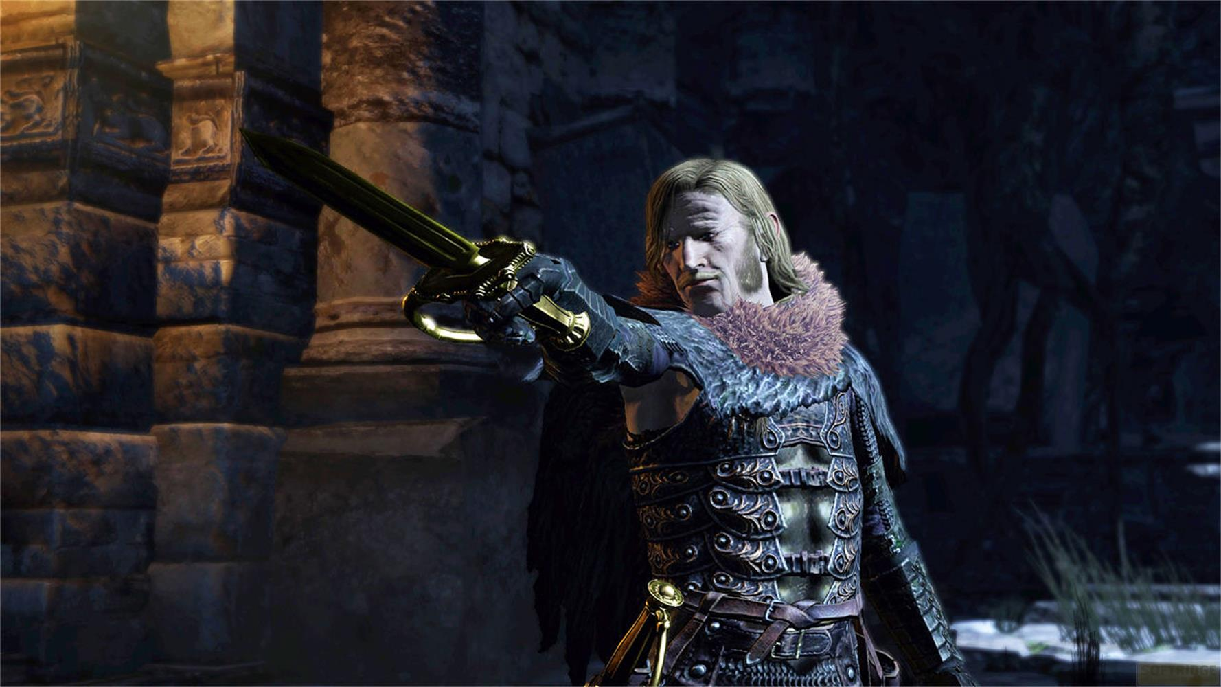 Mężczyzna z blond włosami i zbroją unosi miecz w ciemnym, kamiennym otoczeniu.