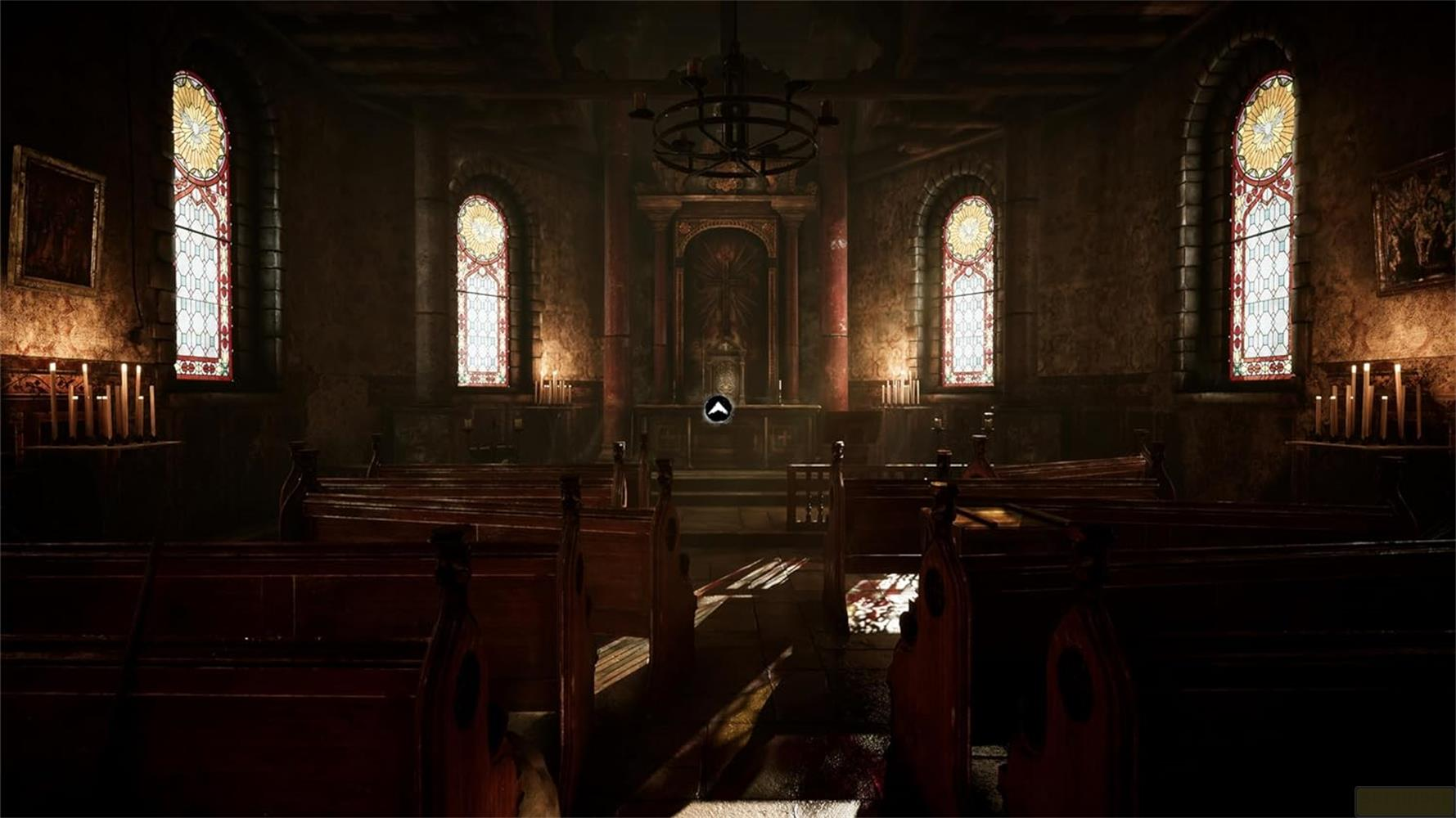 Dunkle Kirche mit Bänken, Buntglasfenstern, Kerzen und einem Altar.