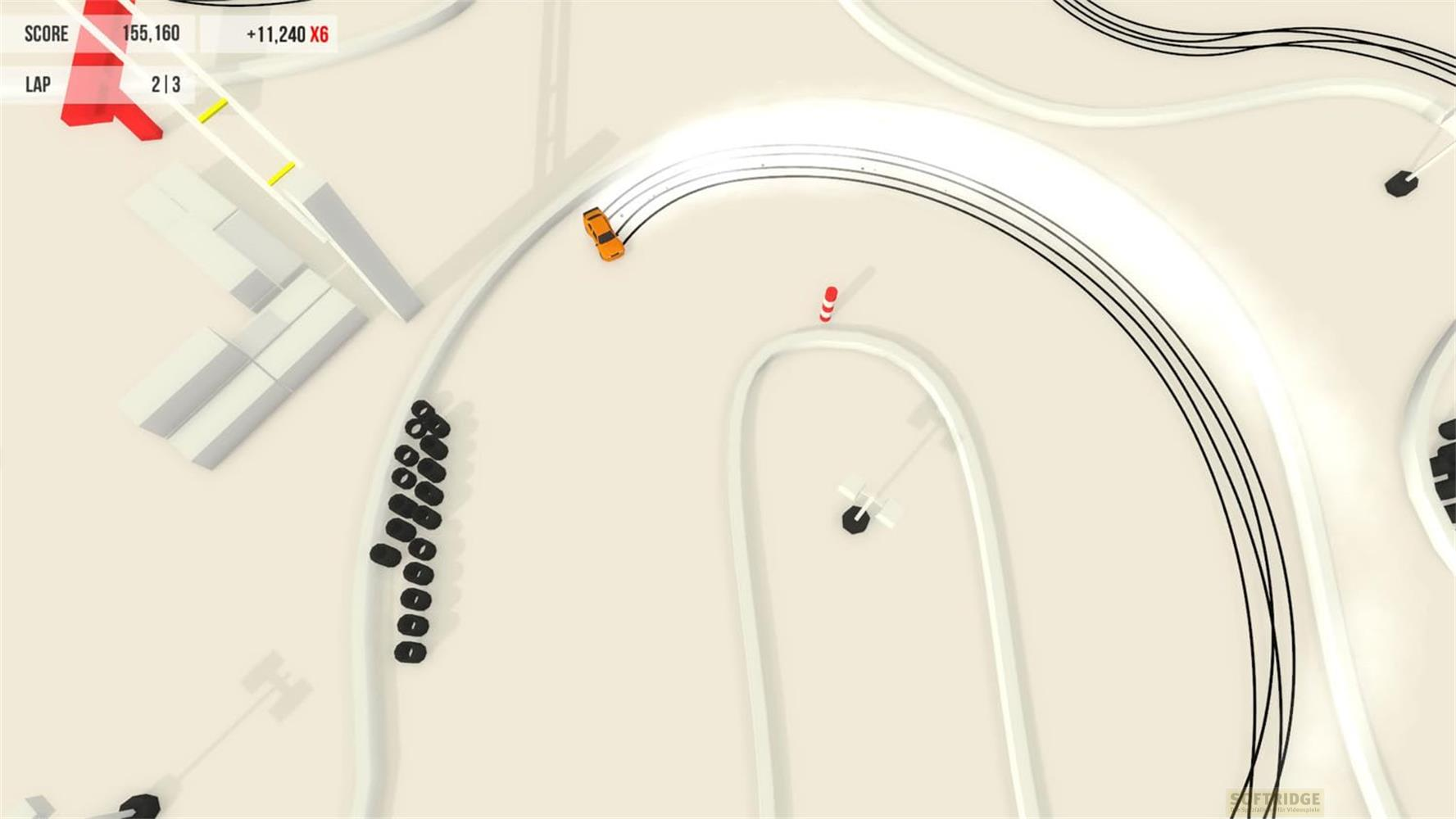 Ein orangefarbenes Auto driftet auf einer weißen Strecke und hinterlässt Reifenspuren. Punktestand: 155.160, Runde 2/3.
