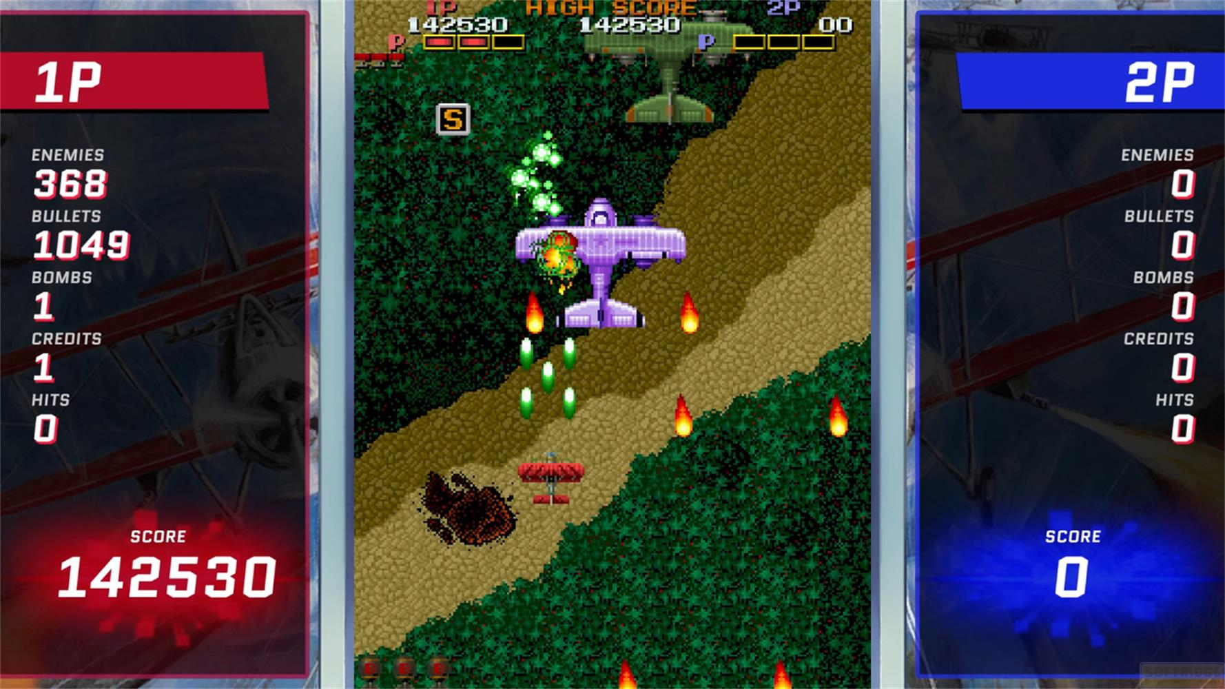 Arcade-Spiel mit zwei Flugzeugen im Kampf über einer grünen Landschaft. Links wird die Punktzahl angezeigt.