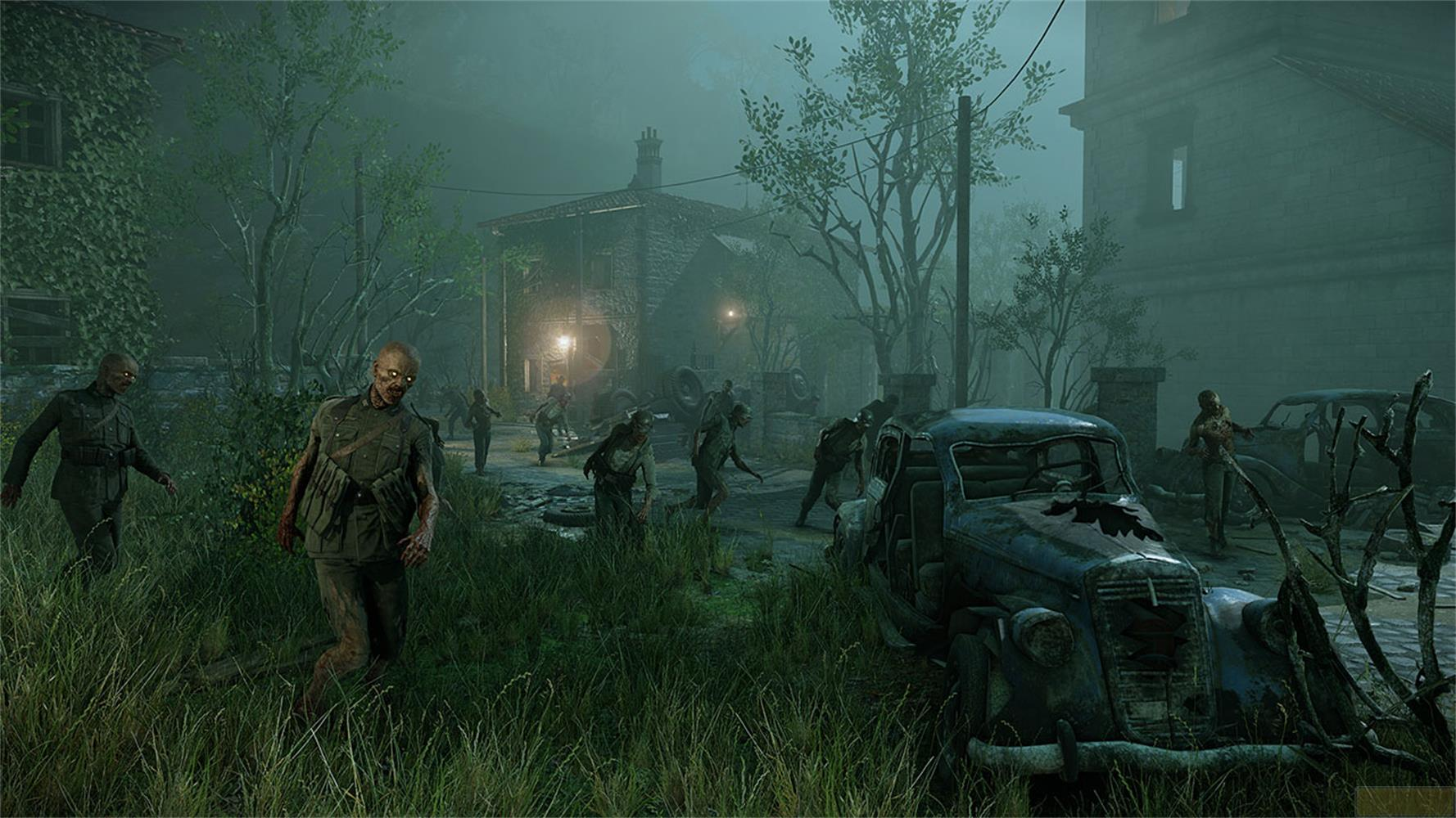 Des zombies dans une rue brumeuse avec des voitures et des bâtiments abandonnés.