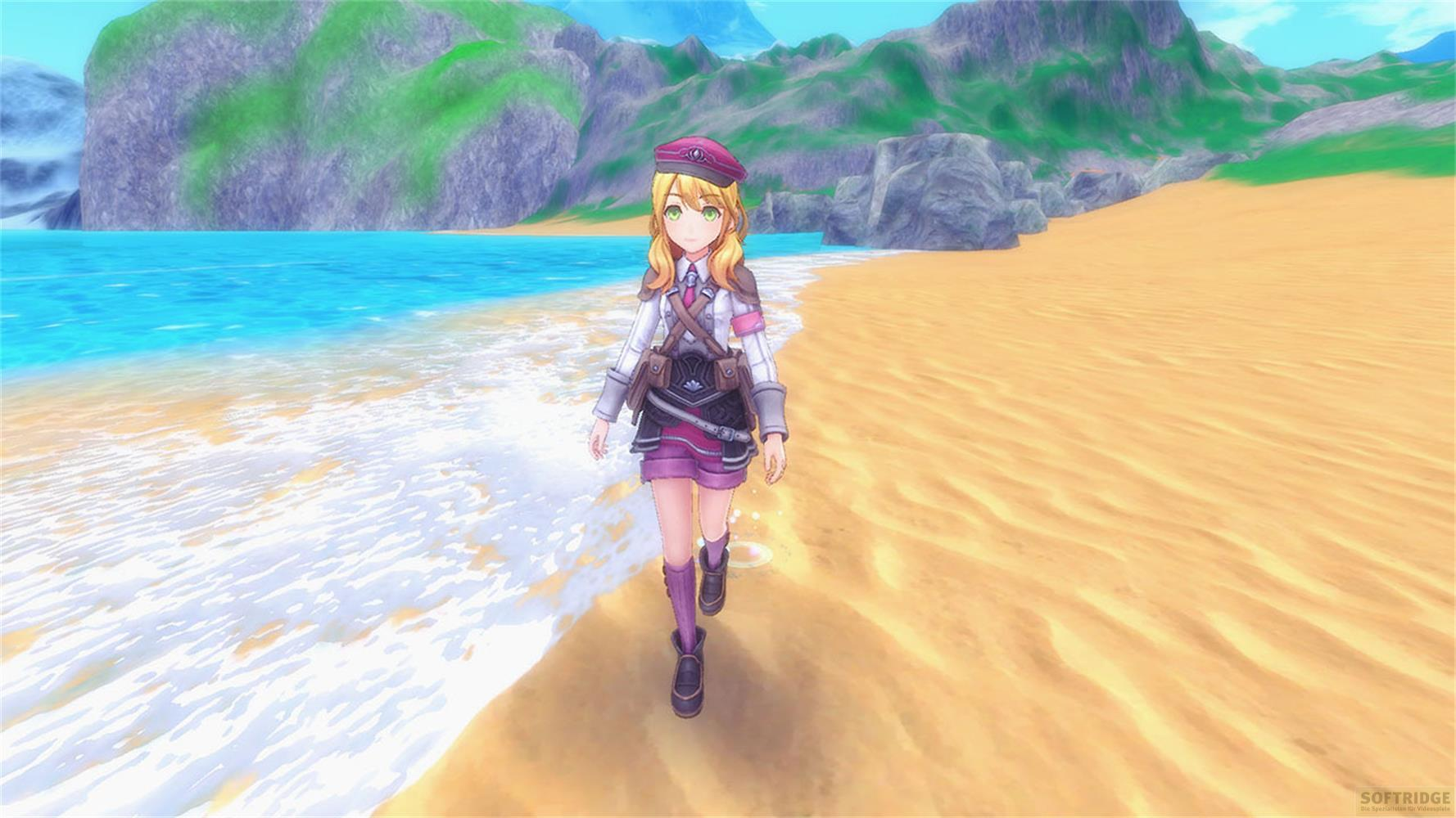 Eine junge Frau mit blonden Haaren und grünen Augen geht am Strand entlang.