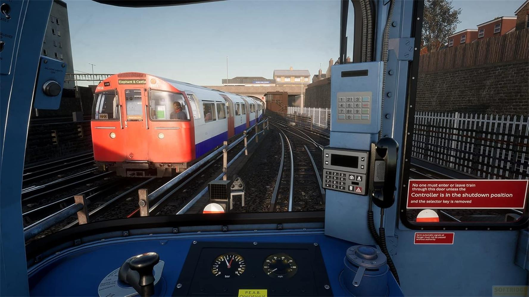 London U-Bahn-Zug mit roter und blauer Lackierung fährt auf Gleisen.