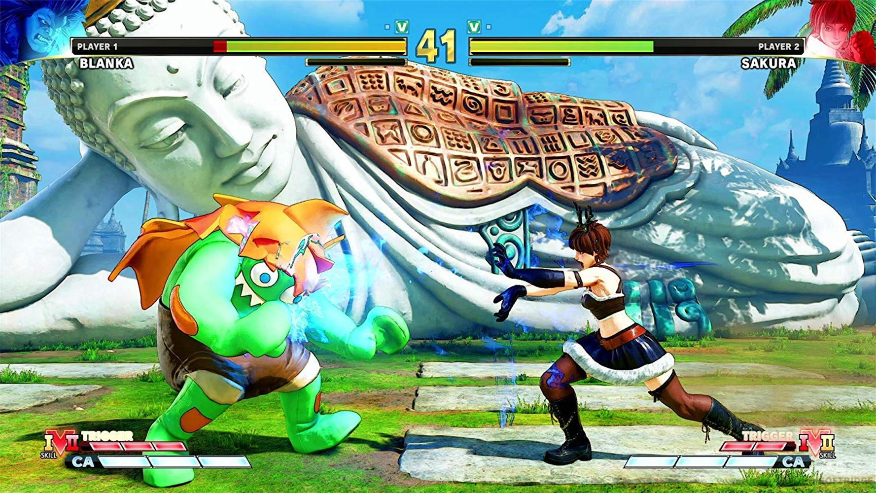 Le personnage vert Blanka combat Sakura devant une statue géante de Bouddha couché.