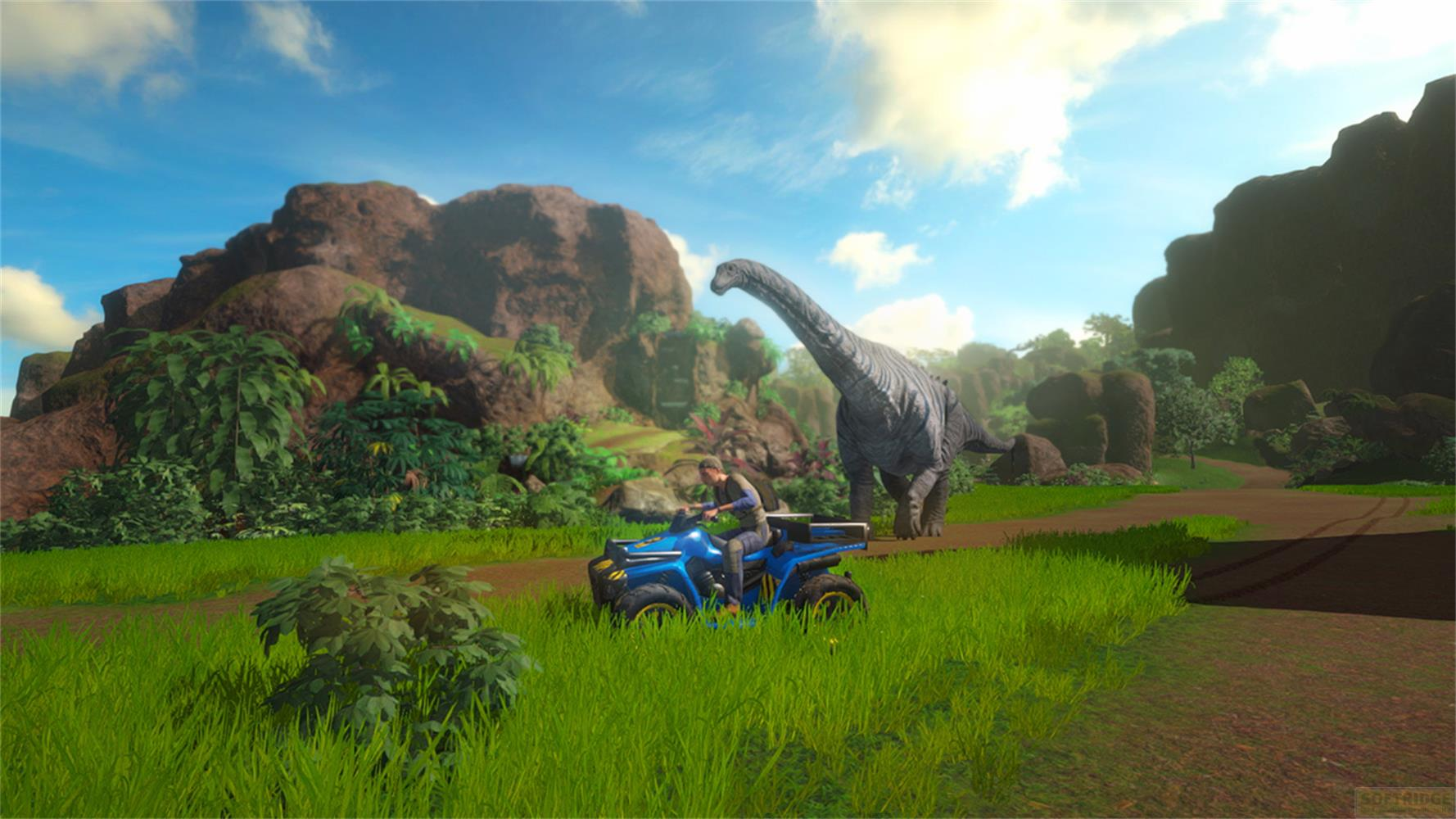 Ein Mann auf einem blauen Quad fährt auf einem Feld neben einem großen Dinosaurier.