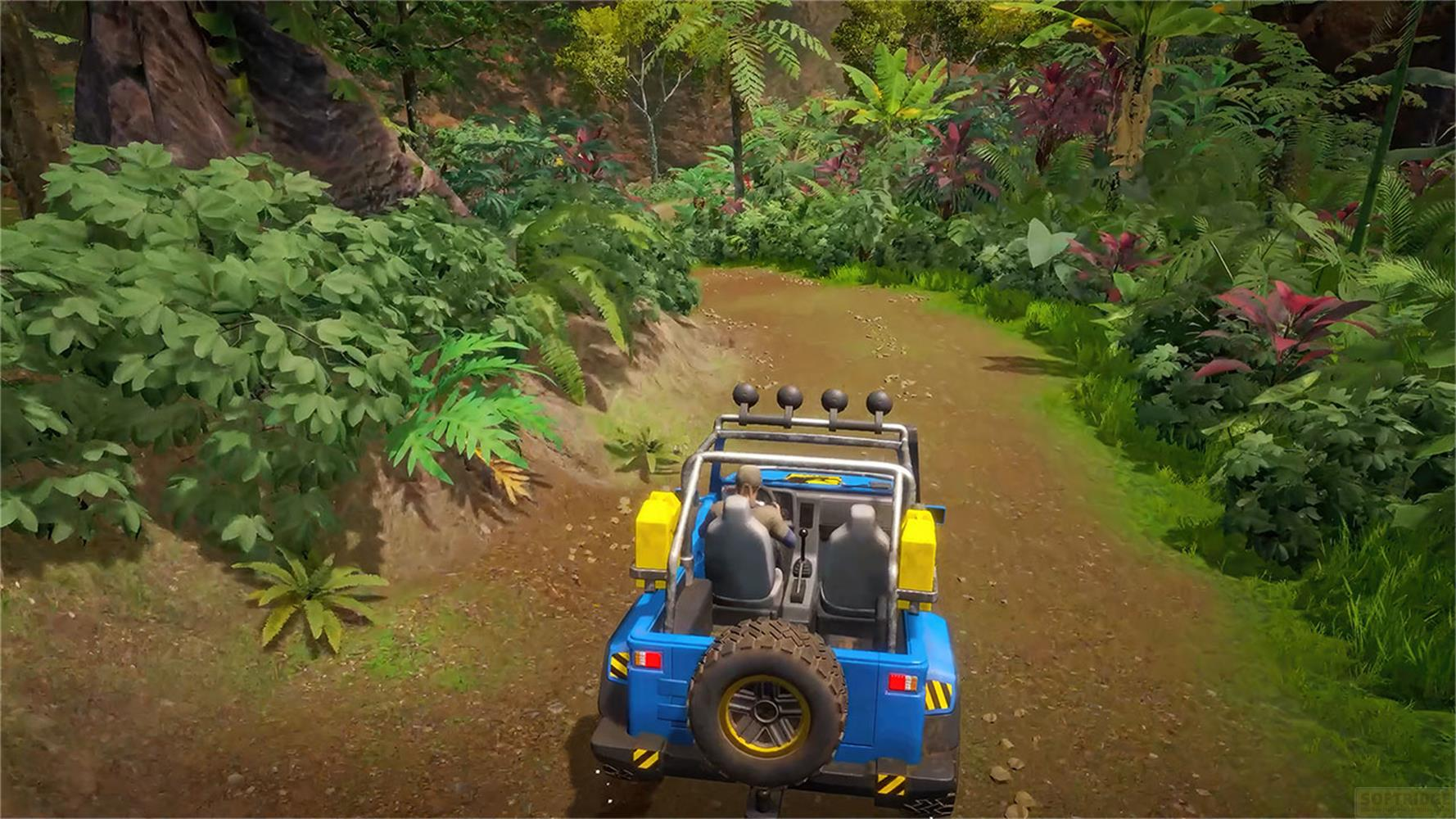 Ein blaues Jeep fährt auf einem schlammigen Weg durch einen üppigen Dschungel.