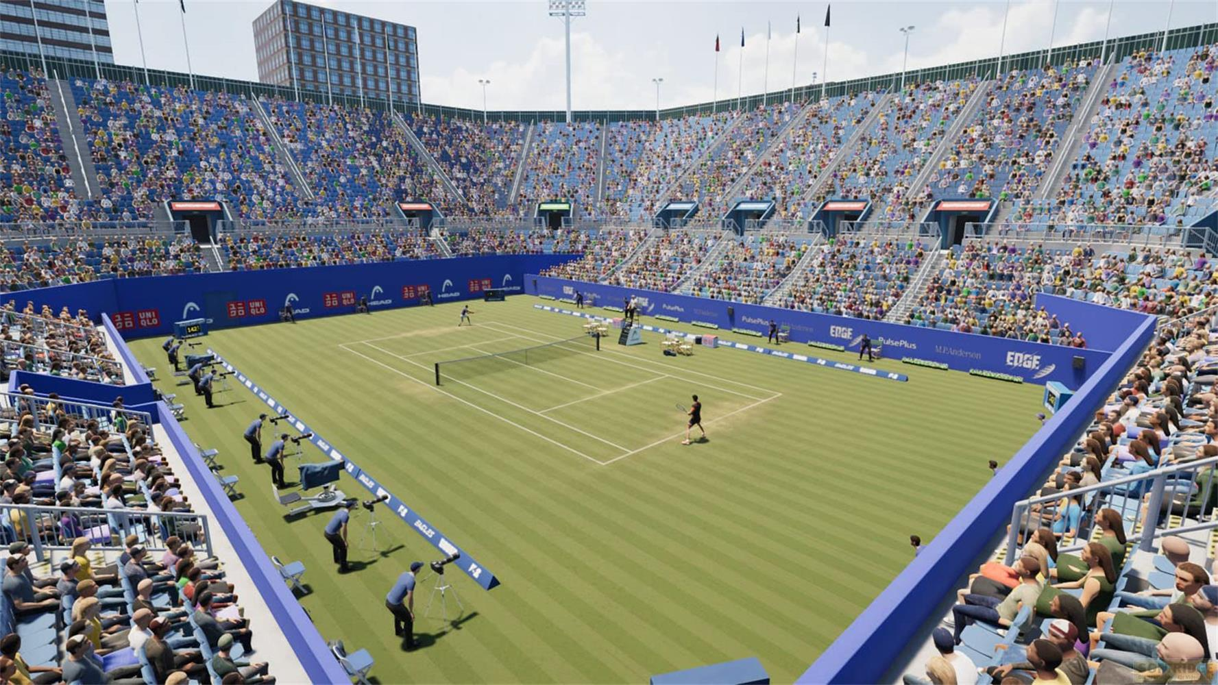 Ein Tennisspiel wird in einem großen Stadion vor vielen Zuschauern ausgetragen.