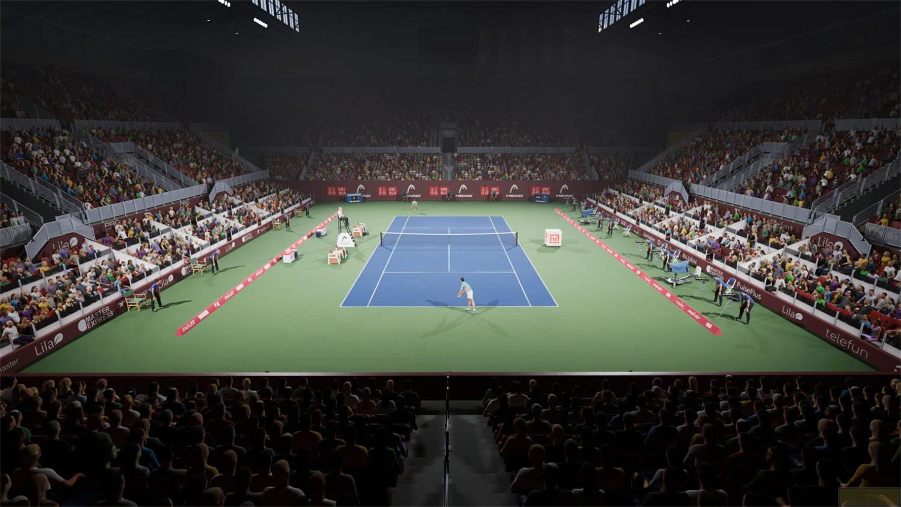 Tennisstadion mit blauen Spielfeld, Zuschauern und Spielern.