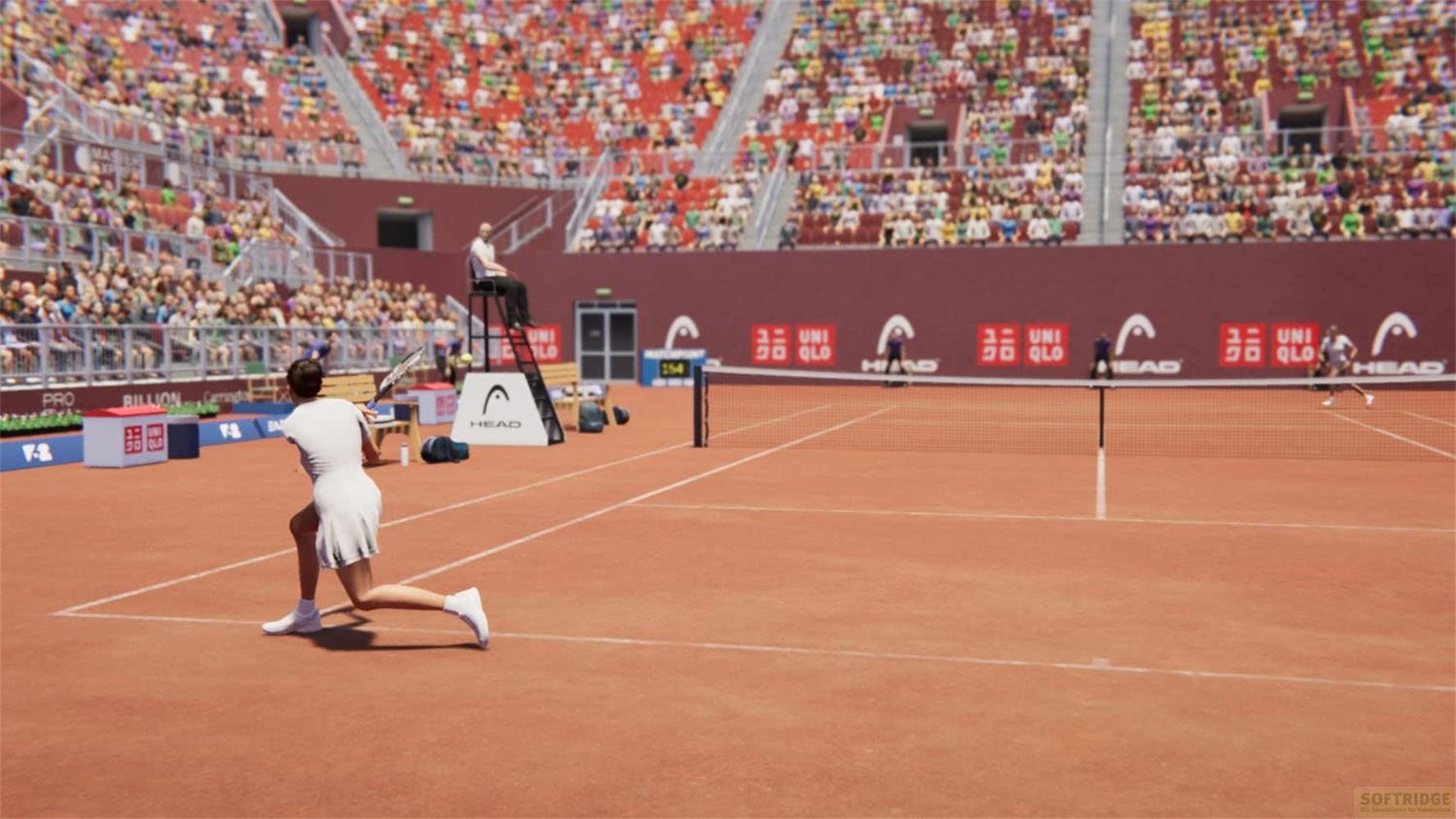Tennisspielerin schlägt auf dem roten Sandplatz, Zuschauer im Stadion.