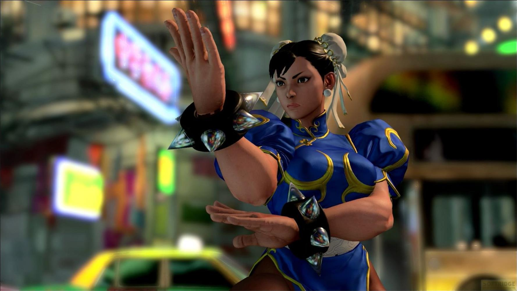 Chun-Li en tenue bleue avec des manchettes à pointes, devant un paysage urbain flou.